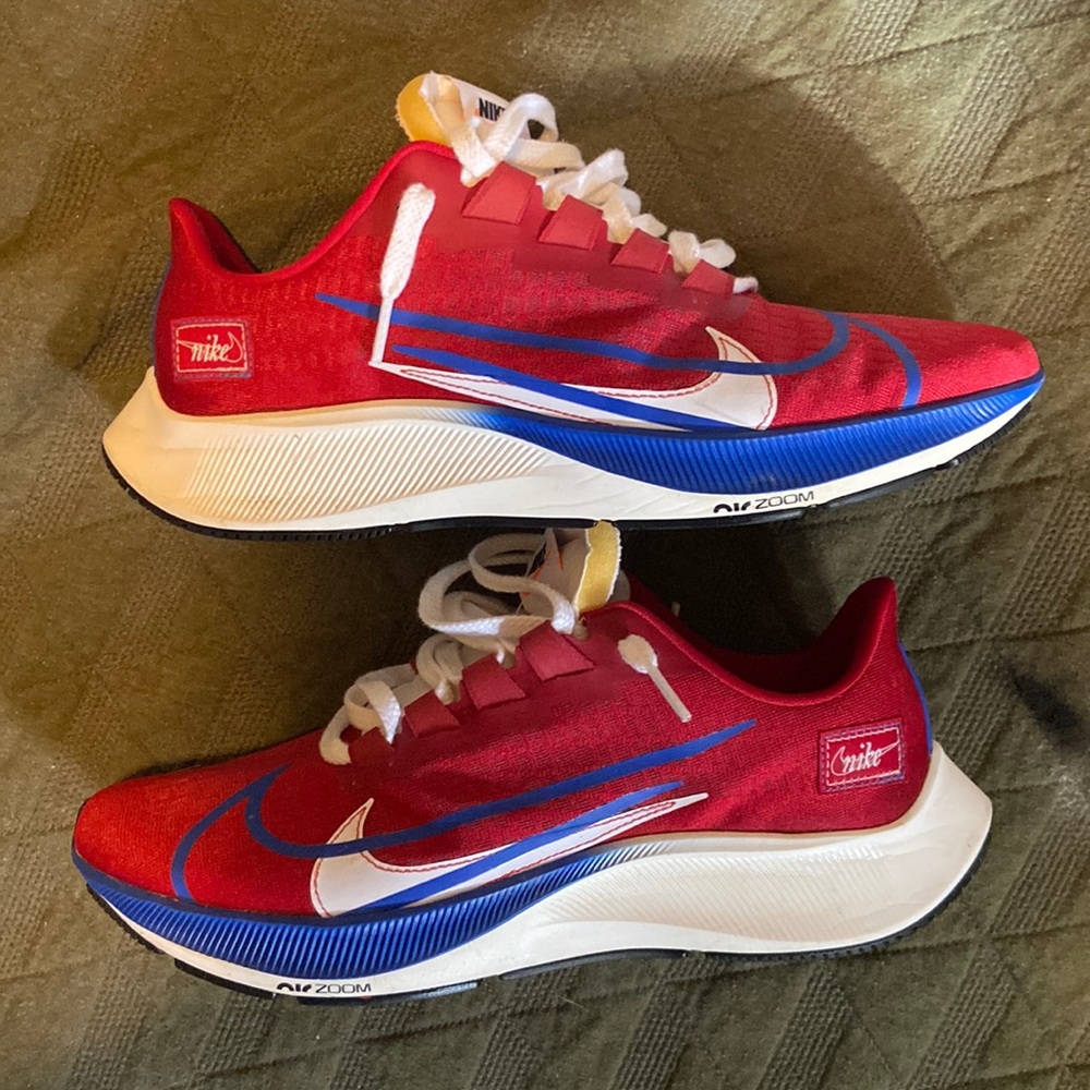 Selling a pair of mens nike shoes.